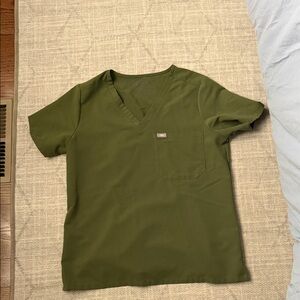 Figs women’s Short Sleeve V-Neck in Olive